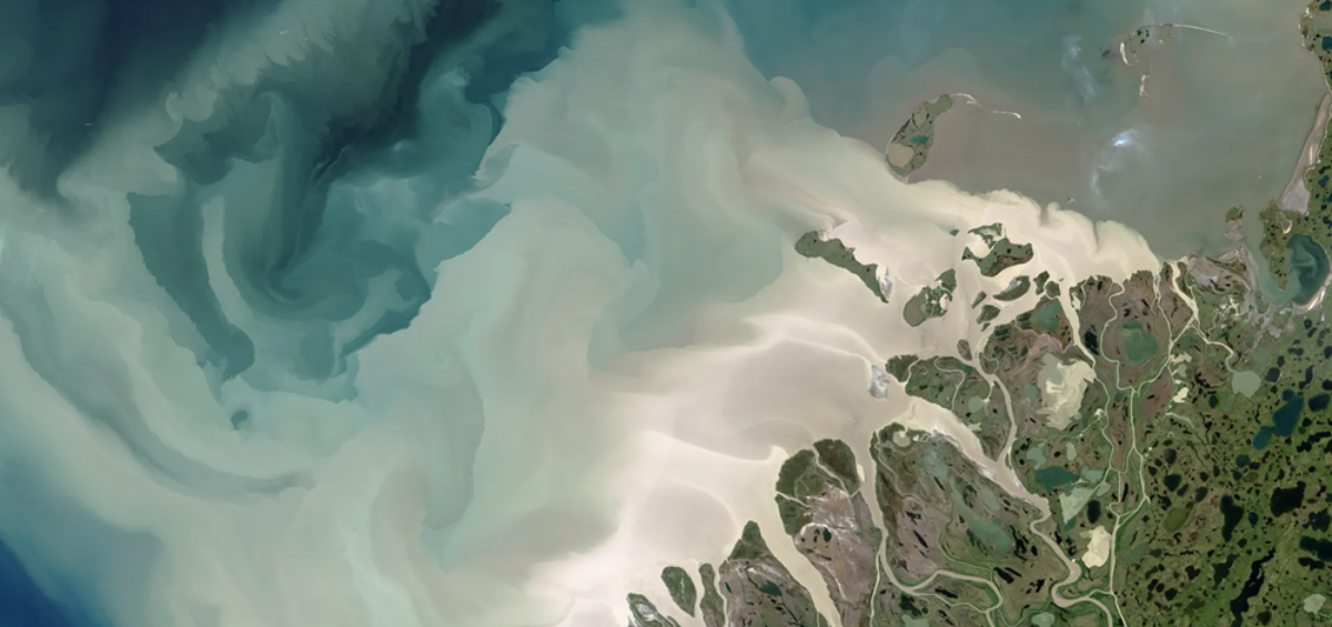 Δορυφορική εικόνα που απεικονίζει ιζήματα απο τον ποταμό Μακένζι που εκβάλλουν στη θάλασσα Μποφόρ.